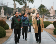 中国殡葬协会副会长李建华等辅导参观杨艺集团