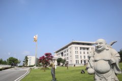 走进汗青，感触名人魅力|品尝名人雕塑的怪异韵味