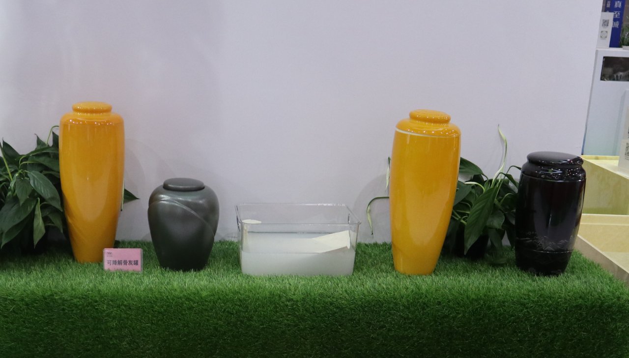 性命最后的礼物：一只能降解骨灰坛种出的绿色未来